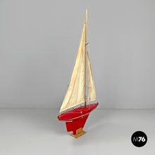 画像をギャラリービューアに読み込む, Red sailing boat model by Star Yacht Birkenhead, 1960s