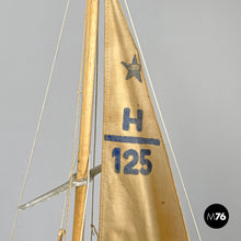 画像をギャラリービューアに読み込む, Red sailing boat model by Star Yacht Birkenhead, 1960s