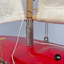 画像をギャラリービューアに読み込む, Red sailing boat model by Star Yacht Birkenhead, 1960s