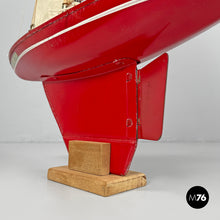 画像をギャラリービューアに読み込む, Red sailing boat model by Star Yacht Birkenhead, 1960s