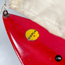 画像をギャラリービューアに読み込む, Red sailing boat model by Star Yacht Birkenhead, 1960s