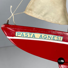 画像をギャラリービューアに読み込む, Red sailing boat model by Star Yacht Birkenhead, 1960s