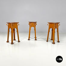 画像をギャラリービューアに読み込む, Wooden pedestals with rounded profiles, early 1900s