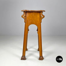 画像をギャラリービューアに読み込む, Wooden pedestals with rounded profiles, early 1900s
