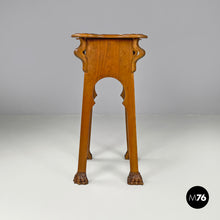 画像をギャラリービューアに読み込む, Wooden pedestals with rounded profiles, early 1900s