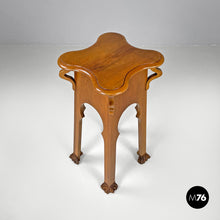 画像をギャラリービューアに読み込む, Wooden pedestals with rounded profiles, early 1900s