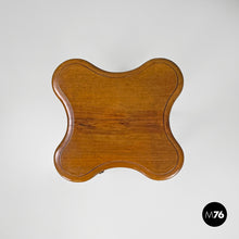 画像をギャラリービューアに読み込む, Wooden pedestals with rounded profiles, early 1900s