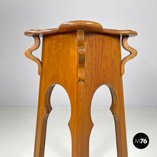 画像をギャラリービューアに読み込む, Wooden pedestals with rounded profiles, early 1900s