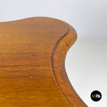 画像をギャラリービューアに読み込む, Wooden pedestals with rounded profiles, early 1900s