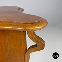 画像をギャラリービューアに読み込む, Wooden pedestals with rounded profiles, early 1900s