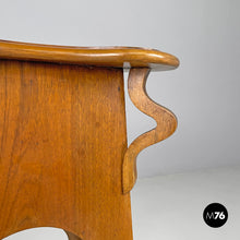 画像をギャラリービューアに読み込む, Wooden pedestals with rounded profiles, early 1900s