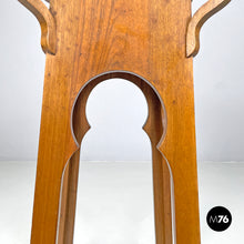 画像をギャラリービューアに読み込む, Wooden pedestals with rounded profiles, early 1900s