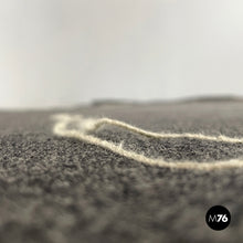 画像をギャラリービューアに読み込む, Rectangular grey felt rug with red circle by Riccardo Fattori, 2000s