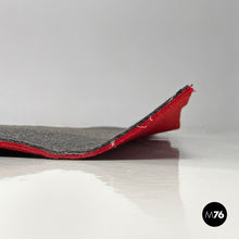 画像をギャラリービューアに読み込む, Rectangular grey felt rug with red circle by Riccardo Fattori, 2000s