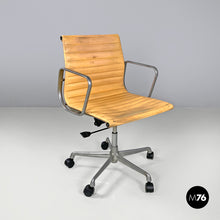 画像をギャラリービューアに読み込む, Salmon pink leather office chair by Charles and Ray Eames for ICF, 1970s