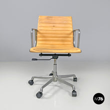 画像をギャラリービューアに読み込む, Salmon pink leather office chair by Charles and Ray Eames for ICF, 1970s