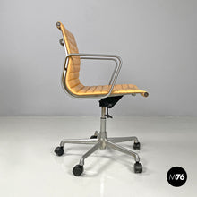 画像をギャラリービューアに読み込む, Salmon pink leather office chair by Charles and Ray Eames for ICF, 1970s