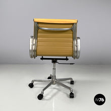 画像をギャラリービューアに読み込む, Salmon pink leather office chair by Charles and Ray Eames for ICF, 1970s