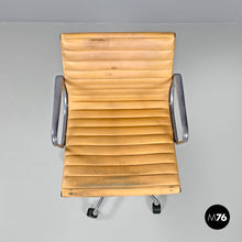 画像をギャラリービューアに読み込む, Salmon pink leather office chair by Charles and Ray Eames for ICF, 1970s