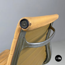 画像をギャラリービューアに読み込む, Salmon pink leather office chair by Charles and Ray Eames for ICF, 1970s