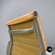 画像をギャラリービューアに読み込む, Salmon pink leather office chair by Charles and Ray Eames for ICF, 1970s