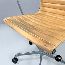 画像をギャラリービューアに読み込む, Salmon pink leather office chair by Charles and Ray Eames for ICF, 1970s