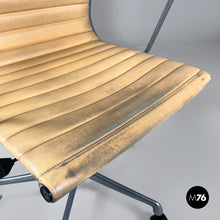 画像をギャラリービューアに読み込む, Salmon pink leather office chair by Charles and Ray Eames for ICF, 1970s