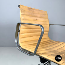 画像をギャラリービューアに読み込む, Salmon pink leather office chair by Charles and Ray Eames for ICF, 1970s
