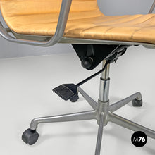 画像をギャラリービューアに読み込む, Salmon pink leather office chair by Charles and Ray Eames for ICF, 1970s