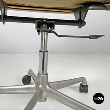 画像をギャラリービューアに読み込む, Salmon pink leather office chair by Charles and Ray Eames for ICF, 1970s