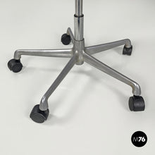 画像をギャラリービューアに読み込む, Salmon pink leather office chair by Charles and Ray Eames for ICF, 1970s