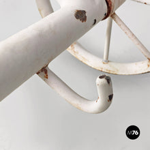 Carica l'immagine nel visualizzatore di Gallery, White iron garden deck-chair or chaise longue, 1960s