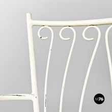 画像をギャラリービューアに読み込む, White wrought iron garden chairs with green pillows, 1960s