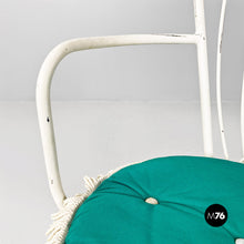 画像をギャラリービューアに読み込む, White wrought iron garden chairs with green pillows, 1960s