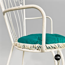 画像をギャラリービューアに読み込む, White wrought iron garden chairs with green pillows, 1960s