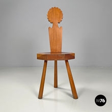 画像をギャラリービューアに読み込む, Wooden chairs with scalloped decoration, 1970s