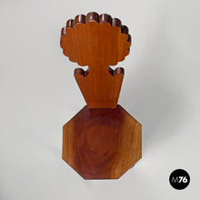 画像をギャラリービューアに読み込む, Wooden chairs with scalloped decoration, 1970s