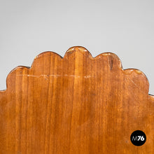 画像をギャラリービューアに読み込む, Wooden chairs with scalloped decoration, 1970s