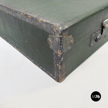 画像をギャラリービューアに読み込む, Luggage in green leather, 1970s