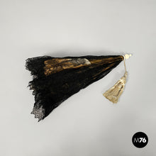 将图片加载到图库查看器，Funeral trousseau, 1930s
