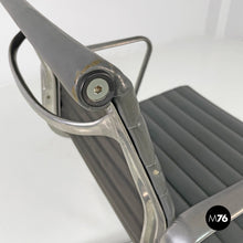 Carica l&#39;immagine nel visualizzatore di Gallery, Dark grey leather office chairs by Charles and Ray Eames for ICF, 1970s
