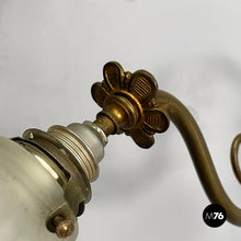 Load image into Gallery viewer, Wall lamp in brass and glass, 1950s
