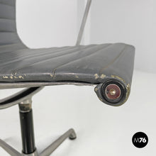 Carica l&#39;immagine nel visualizzatore di Gallery, Dark grey leather office chairs by Charles and Ray Eames for ICF, 1970s
