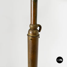 画像をギャラリービューアに読み込む, Floor lamp in brass and metal, 1940s
