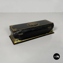 将图片加载到图库查看器，Funeral trousseau, 1930s
