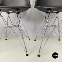 画像をギャラリービューアに読み込む, Chairs by Charles and Ray Eames for Vitra, 2017
