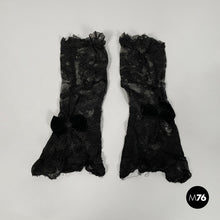 将图片加载到图库查看器，Funeral trousseau, 1930s
