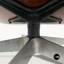 画像をギャラリービューアに読み込む, Armchair and pouf by Charles e Ray Eames, 1970s
