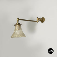 将图片加载到图库查看器，Wall lamp in brass and glass, 1940s
