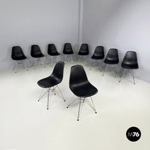 画像をギャラリービューアに読み込む, Chairs by Charles and Ray Eames for Vitra, 2017
